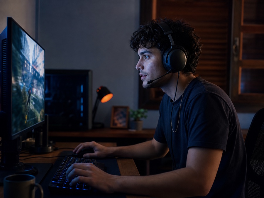 Pessoa jogando online em casa